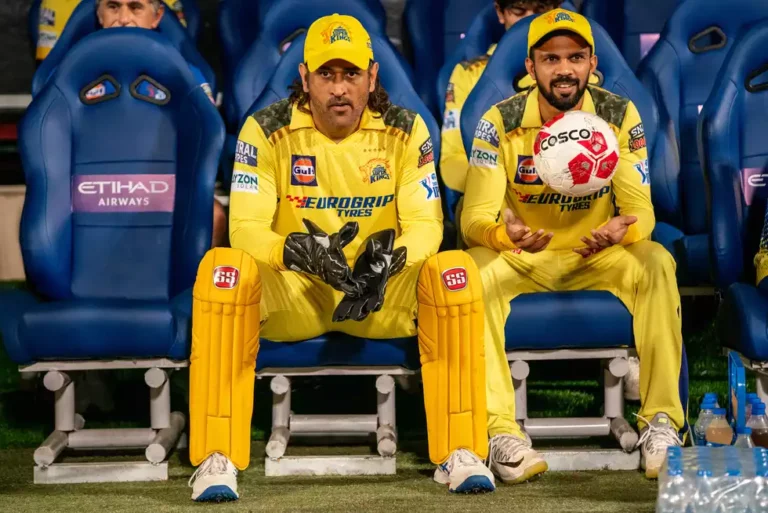 CSK டீமை பலிவாங்கிய சீனியர் – ஜுனியர் அரசியல்! தோனியே இப்படிச் செய்யலாமா? மிஸ்ஸான டீம் ஸ்பிரிட்!