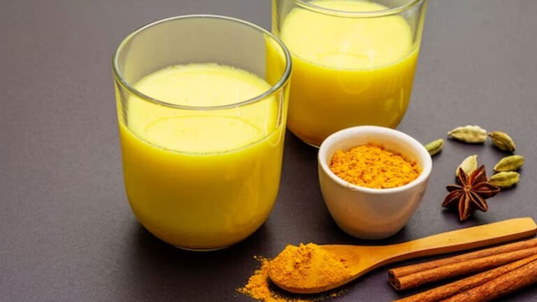 இரவில் மஞ்சள் பால் குடித்தால் இவ்வளவு நன்மைகளா? Drinking Turmeric Milk Before Sleep: Health Advantages Explained!