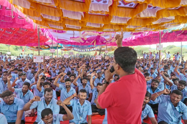 இரவோடு இரவாக நிர்வாகிகள் கைது; பிய்த்து எறியப்பட்ட போராட்ட பந்தல்! #Samsung -க்கு ஆதரவாக அடக்குமுறையை கையாளும் தமிழக அரசு!